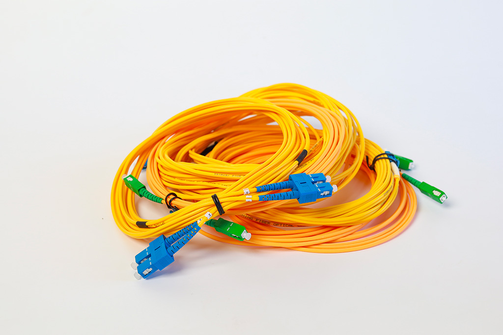 Optický kabel (uvnitř obsahuje optická vlákna)